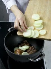 Приготовление блюда по рецепту - Гора-мусабе (тушеная баранина). Шаг 5
