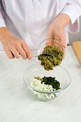 Приготовление блюда по рецепту - Пхали из шпината с грецкими орехами. Шаг 3
