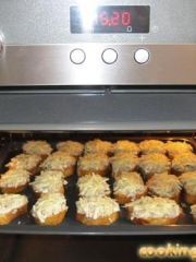 Приготовление блюда по рецепту - горячие бутерброды с колбасой и сыром. (2). Шаг 6 Приготовление блюда по рецепту - горячие бутерброды с колбасой и сыром. (2). Шаг 6