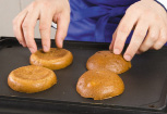 Приготовление блюда по рецепту - Гамбургеры гриль с маринованным луком. Шаг 8