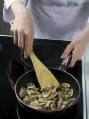 Приготовление блюда по рецепту - Салат с копченой осетриной и шампиньонами. Шаг 1