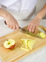 Приготовление блюда по рецепту - Салат с капустой, виноградом и яблоком. Шаг 2