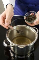 Приготовление блюда по рецепту - Пряный черный чай. Шаг 2