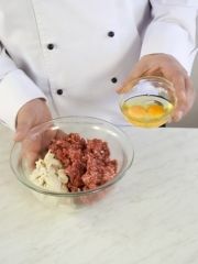 Приготовление блюда по рецепту - Рулет мясной с яйцами. Шаг 1