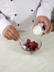 Приготовление блюда по рецепту - Сметанное суфле с ягодами. Шаг 1