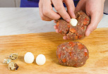 Приготовление блюда по рецепту - Гамбургеры гриль с маринованным луком. Шаг 5