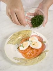 Приготовление блюда по рецепту - Салат из помидоров и яиц с ореховым соусом. Шаг 2