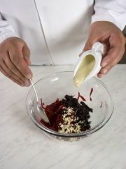 Приготовление блюда по рецепту - Салат из свеклы с черносливом и орехами. Шаг 1