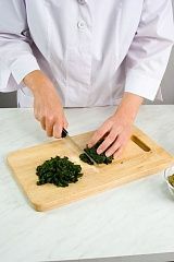 Приготовление блюда по рецепту - Пхали из шпината с грецкими орехами. Шаг 2