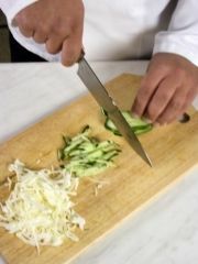 Приготовление блюда по рецепту - Салат из молодой капусты с огурцом. Шаг 1