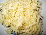 Приготовление блюда по рецепту - Картофельные биточки с сыром и зеленым луком. Шаг 2