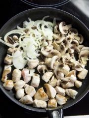 Приготовление блюда по рецепту - Индейка тушеная с грибами в сливочном соусе. Шаг 4