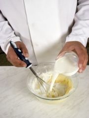 Приготовление блюда по рецепту - Вафельные трубочки со взбитыми сливками. Шаг 2