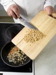 Приготовление блюда по рецепту - Рулетики из хамона с острым арахисом. Шаг 2