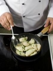 Приготовление блюда по рецепту - Вареники с квашеной капустой. Шаг 4