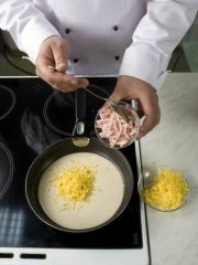 Приготовление блюда по рецепту - Запеканка из спагетти с сырным соусом. Шаг 2