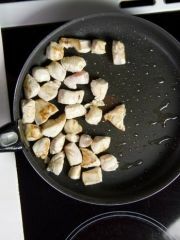 Приготовление блюда по рецепту - Индейка тушеная с грибами в сливочном соусе. Шаг 2