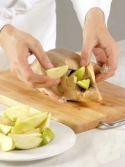 Приготовление блюда по рецепту - Утка с яблоками. Шаг 2
