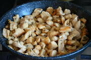Приготовление блюда по рецепту - Пикантный салат в апельсиновых корзиночках. Шаг 4