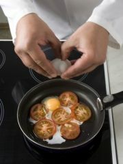 Приготовление блюда по рецепту - Яичница с помидорами и сыром. Шаг 1