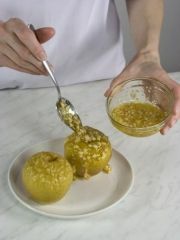 Приготовление блюда по рецепту - Яблоки печеные с медом и орехами (3). Шаг 4