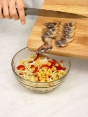 Приготовление блюда по рецепту - Салат с макаронами и рыбой. Шаг 3