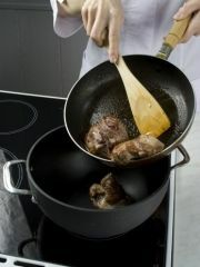 Приготовление блюда по рецепту - Гора-мусабе (тушеная баранина). Шаг 3