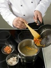 Приготовление блюда по рецепту - Суп с рисом. Шаг 4