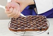 Приготовление блюда по рецепту - Шоколадный пирог с вишней. Шаг 7