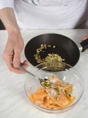 Приготовление блюда по рецепту - Форель с тыквенным салатом. Шаг 3