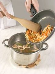 Приготовление блюда по рецепту - Суп из фасоли с грибами. Шаг 3