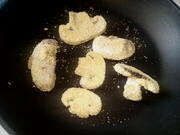 Приготовление блюда по рецепту - Жульен в тарталетках из картофельных чипсов. Шаг 8