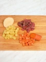 Приготовление блюда по рецепту - Мясо с овощами в горшочках. Шаг 1