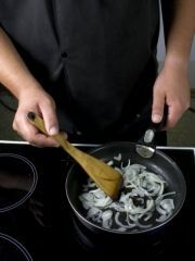 Приготовление блюда по рецепту - Тефтели в томатном соусе. Шаг 1