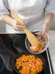 Приготовление блюда по рецепту - Тушеная тыква с помидорами. Шаг 4