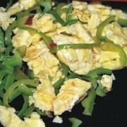 Приготовление блюда по рецепту - Жареные яйца с зеленым перцом . Шаг 5