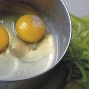 Приготовление блюда по рецепту - Жареные яйца с зеленым перцом . Шаг 1