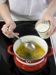 Приготовление блюда по рецепту - Картофельный суп с молоком. Шаг 3