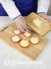 Приготовление блюда по рецепту - Закуска из помидоров с сыром. Шаг 3