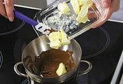 Приготовление блюда по рецепту - Шоколадный пудинг с кофейным соусом. Шаг 7