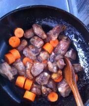 Приготовление блюда по рецепту - отбивные жаренные с морковью. Шаг 4
