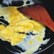Приготовление блюда по рецепту - Жареные яйца с зеленым перцом . Шаг 3