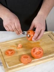 Приготовление блюда по рецепту - Яичница в помидорах. Шаг 1