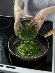 Приготовление блюда по рецепту - Кюкю из зелени с орехами. Шаг 1