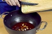 Приготовление блюда по рецепту - Пикантные свиные ребрышки с картофельным салатом. Шаг 8