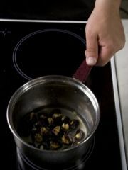 Приготовление блюда по рецепту - Чернослив с орехами (2). Шаг 2