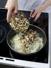 Приготовление блюда по рецепту - Пирог с курицей и грибами (2). Шаг 2