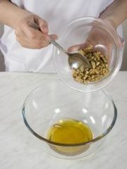 Приготовление блюда по рецепту - Орехи в меду. Шаг 2