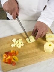 Приготовление блюда по рецепту - Салат из яблок и перца. Шаг 1
