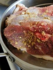 Приготовление блюда по рецепту - Свиная лопатка запеченная в духовке. Шаг 3